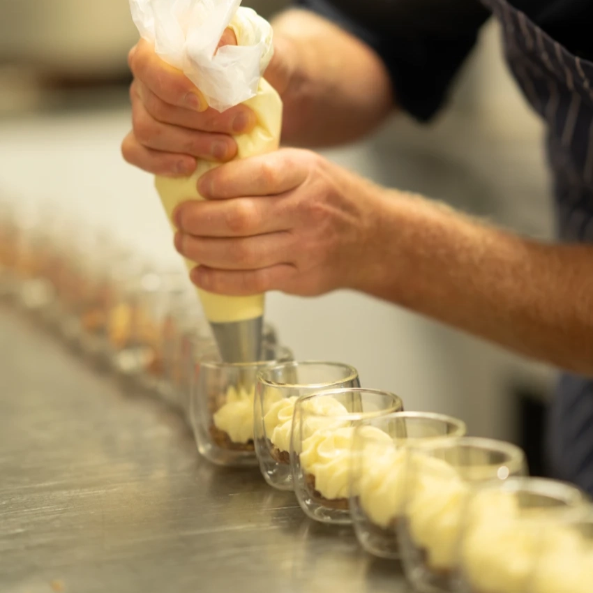 Dessertzubereitung_Christoph Piekos_Kunst und Culinarium_Gaissau