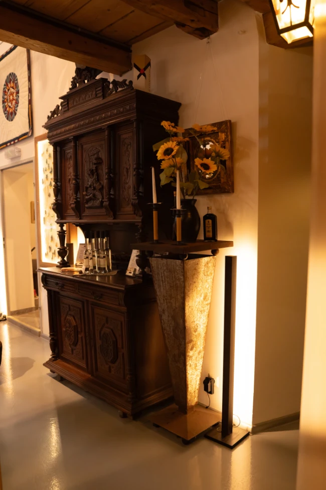 Rustikale Dekorationen im Kunst und Culinarium Gaißau